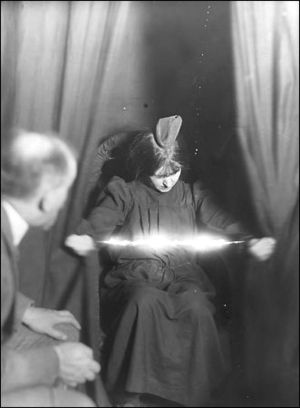 The medium Eva Carrière with a light manifesta... The medium Eva Carrière with a light manifesta...